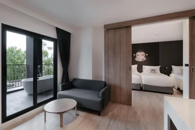 Suite de un dormitorio con tres camas individuales — Blu Monkey Hub and Hotel Laguna, Bangtao Phuket